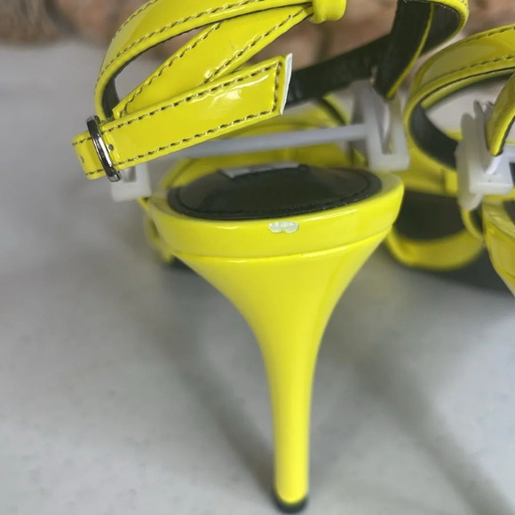 Steve Madden
Cypruss Sandal Sz 7 Color lime - Picture 7 of 9